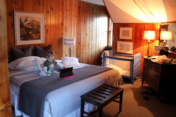 Num-Ti-Jah Lodge Room, Bow Lake